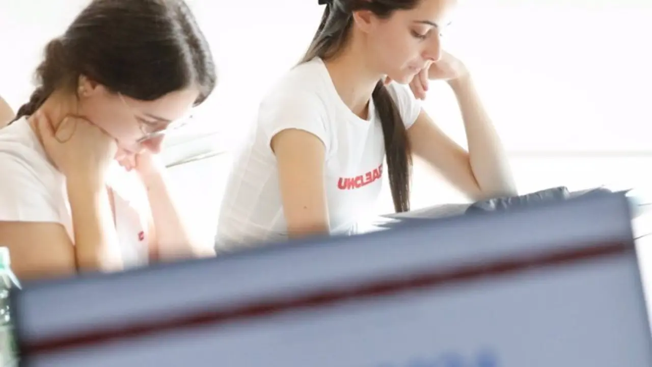 Dos chicas con el ordenador