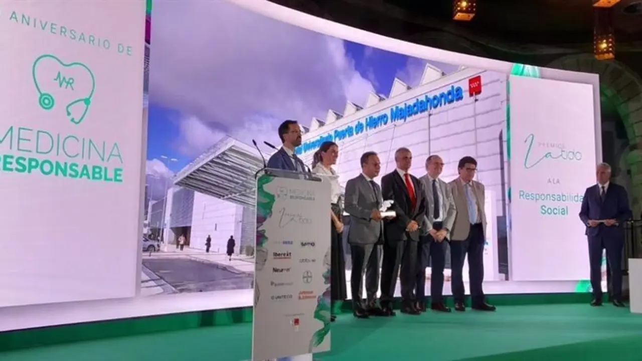 Profesionales sanitarios recibiendo el Premio Latido 2024