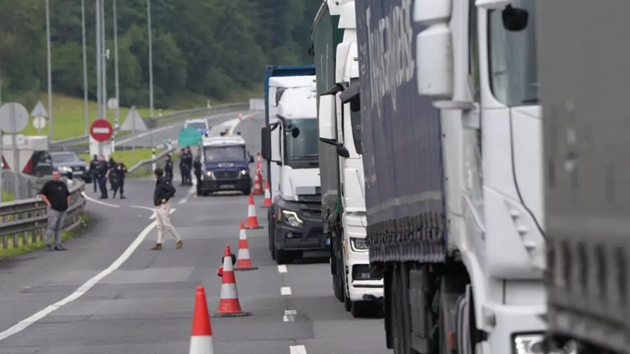 Camiones circulando por una carretera