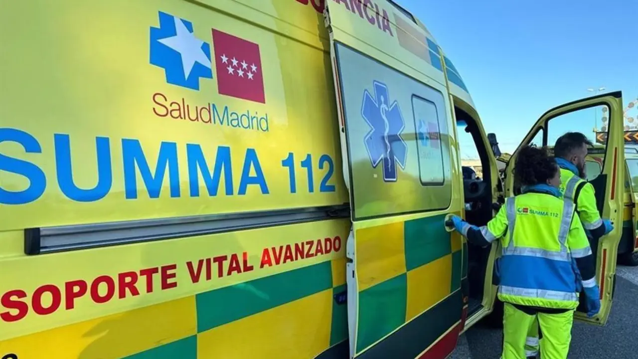 Ambulancia del Summa 112 y profesionales sanitarios