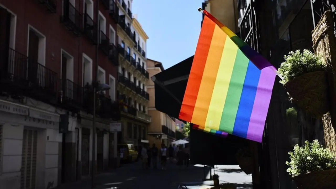 Bandera LGTBI colgada en la calle