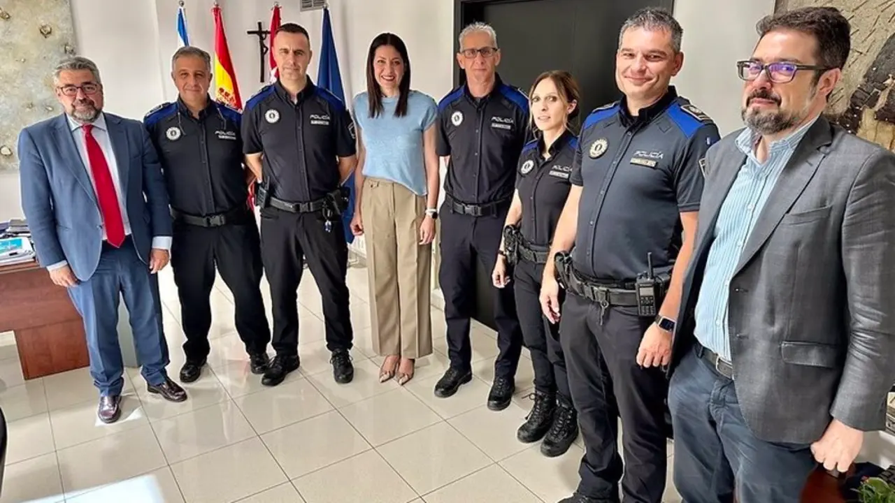 Alcaldesa de Majadahonda junto con la policia local