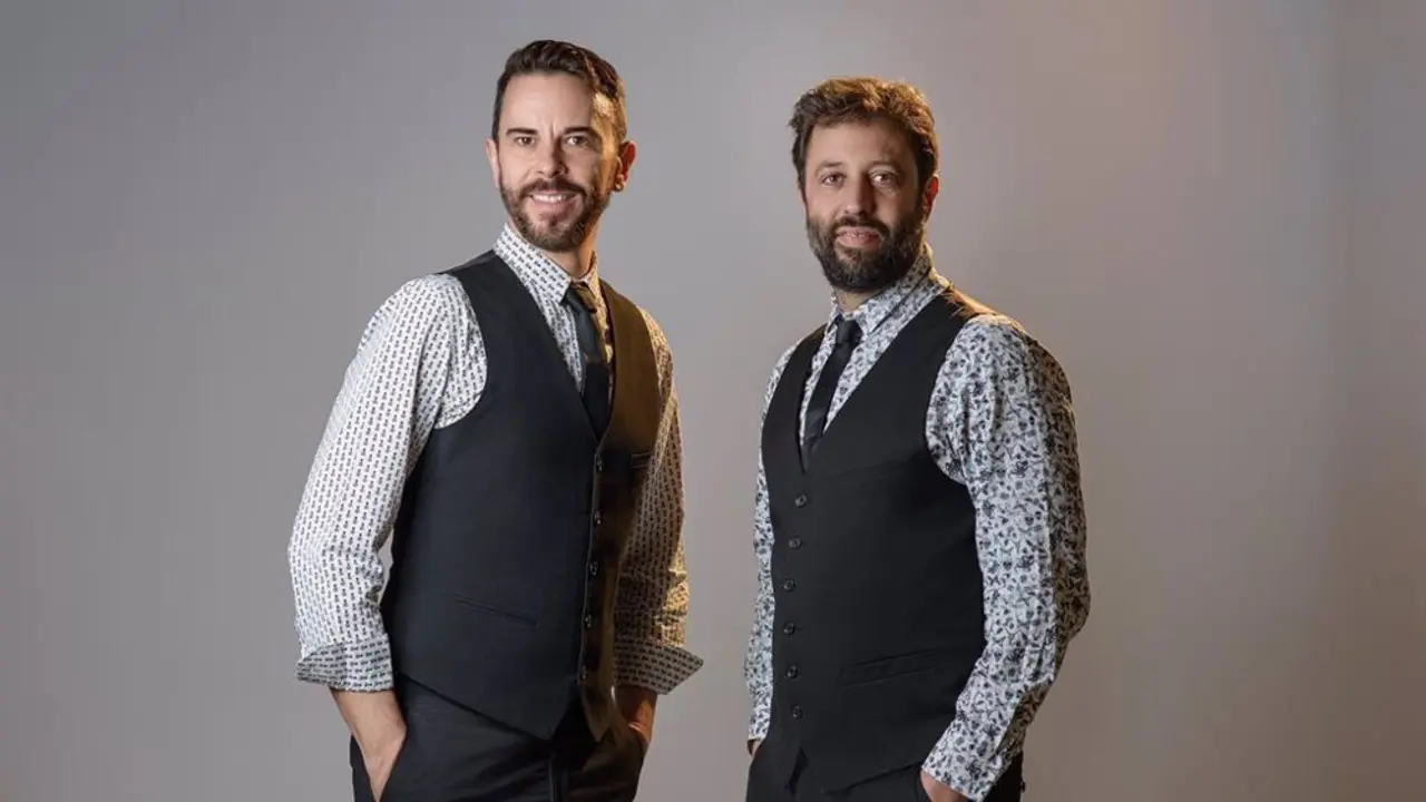 Dos hombres trajeados