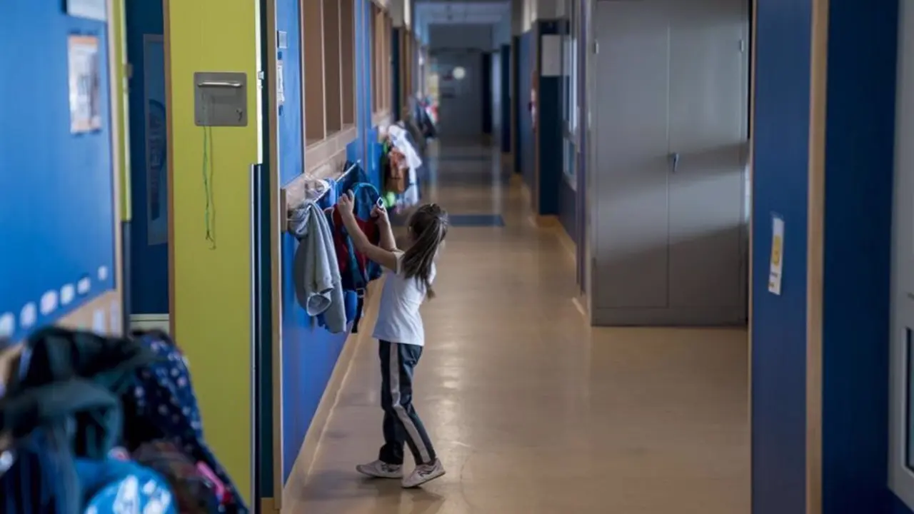 Ni&ntilde;a en colegio 