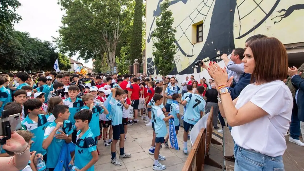 Ni&ntilde;os con camisetas de diferentes equipos