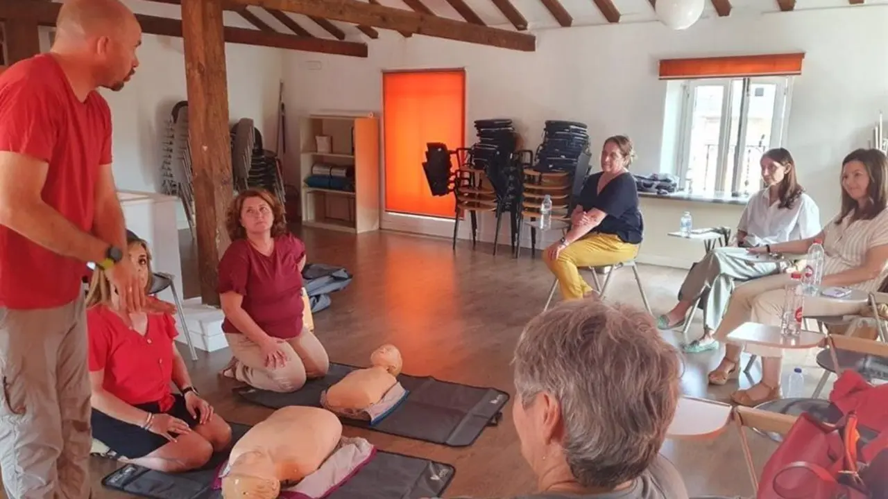 Personas haciendo yoga