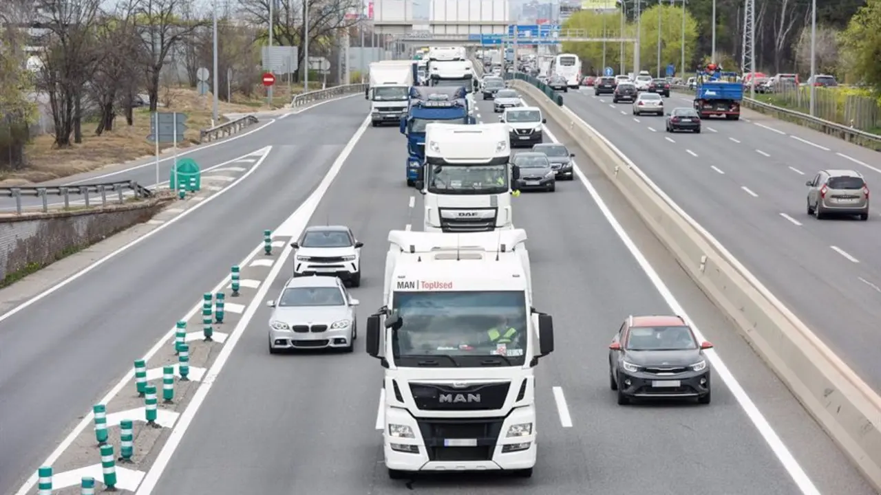 veh&iacute;culos circulando por autov&iacute;a