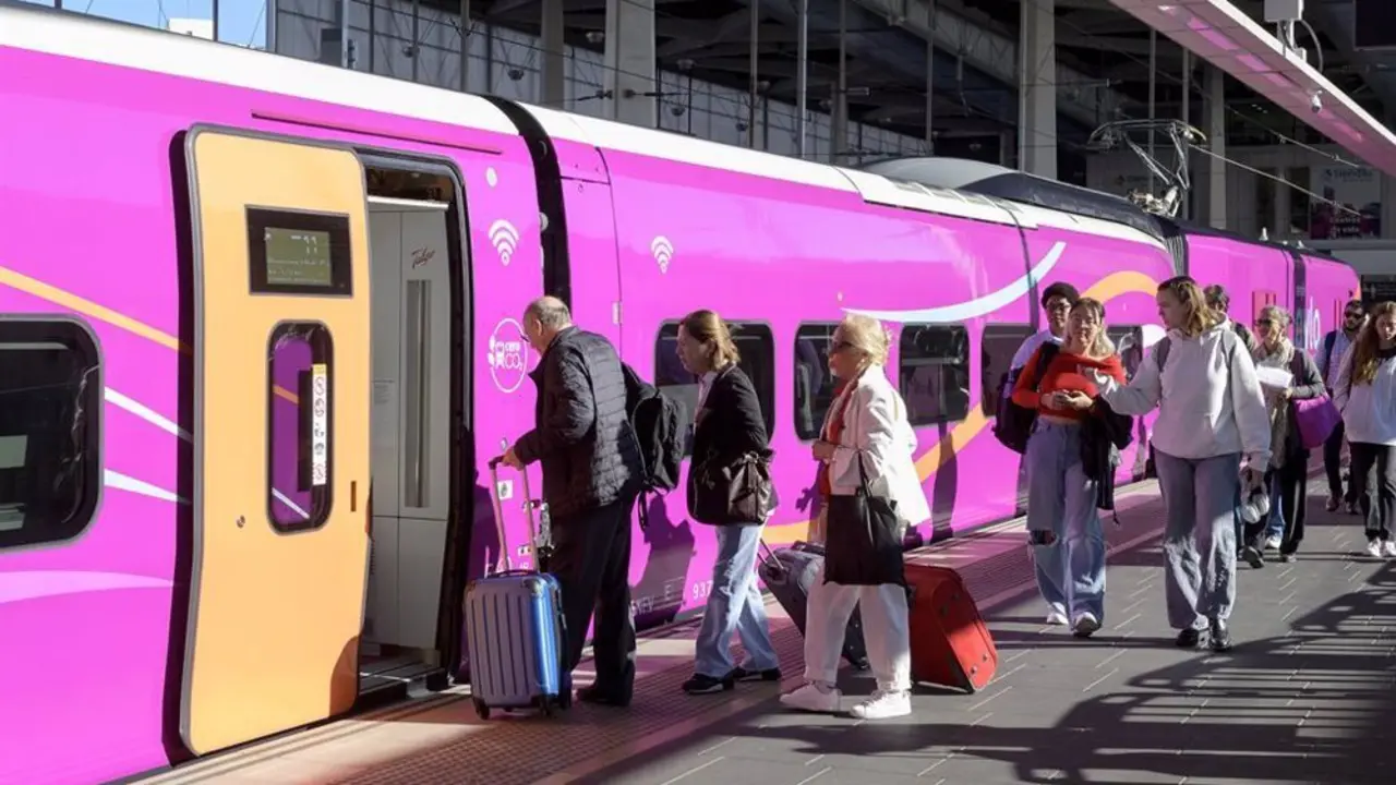 Tren parado con puertas abiertas