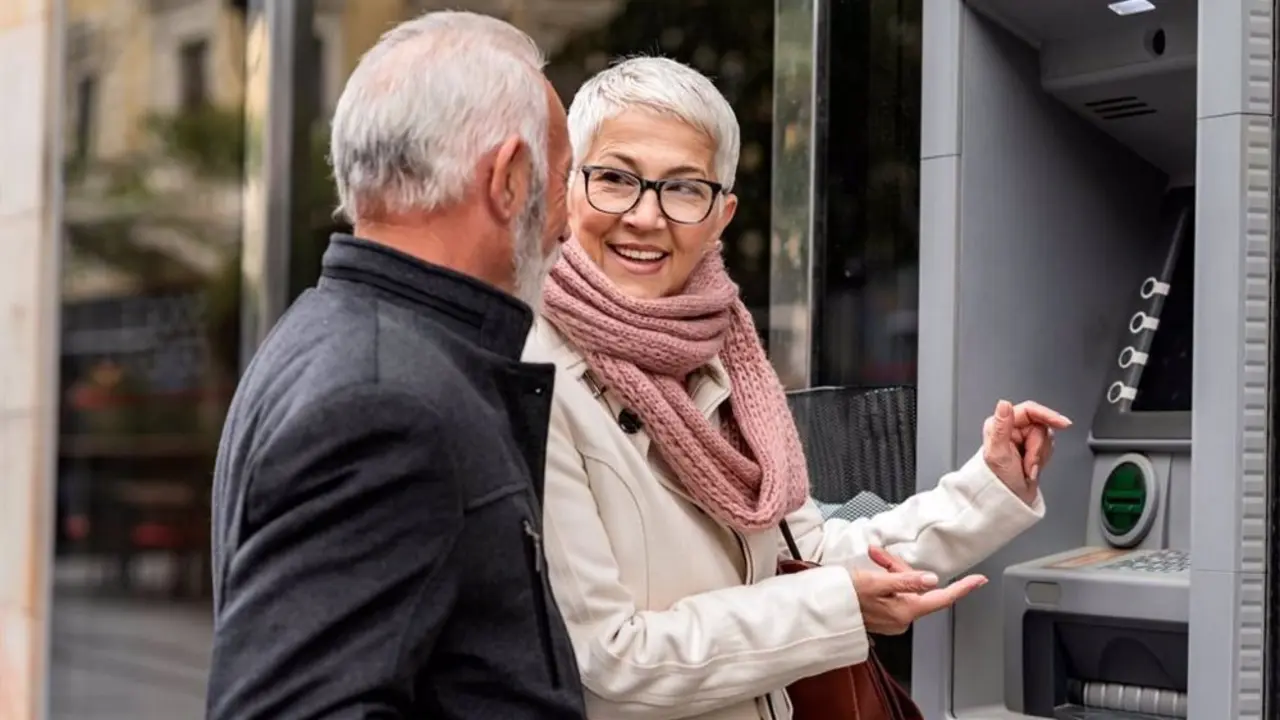 Dos ancianos en el cajero