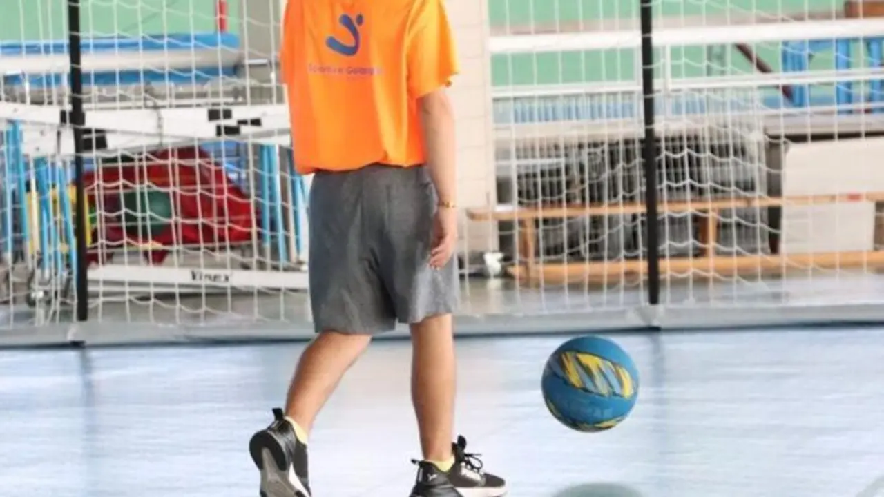 Ni&ntilde;o jugando con bal&oacute;n