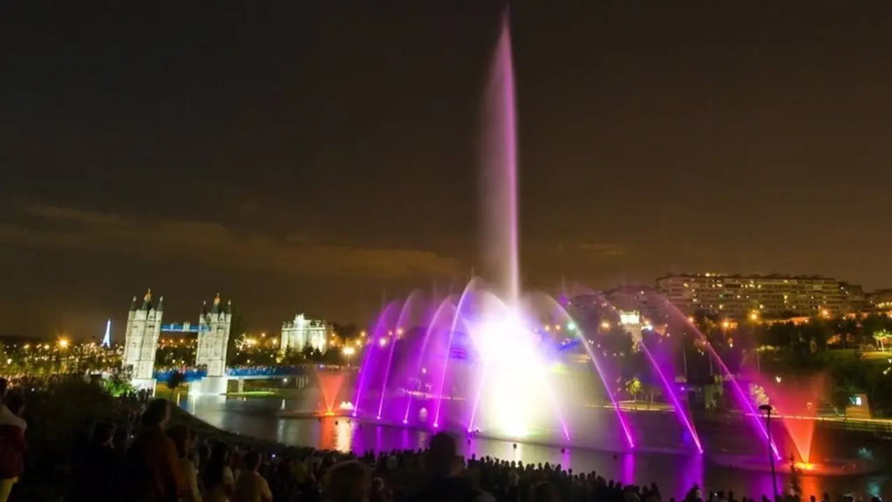 Fuente de agua con luces