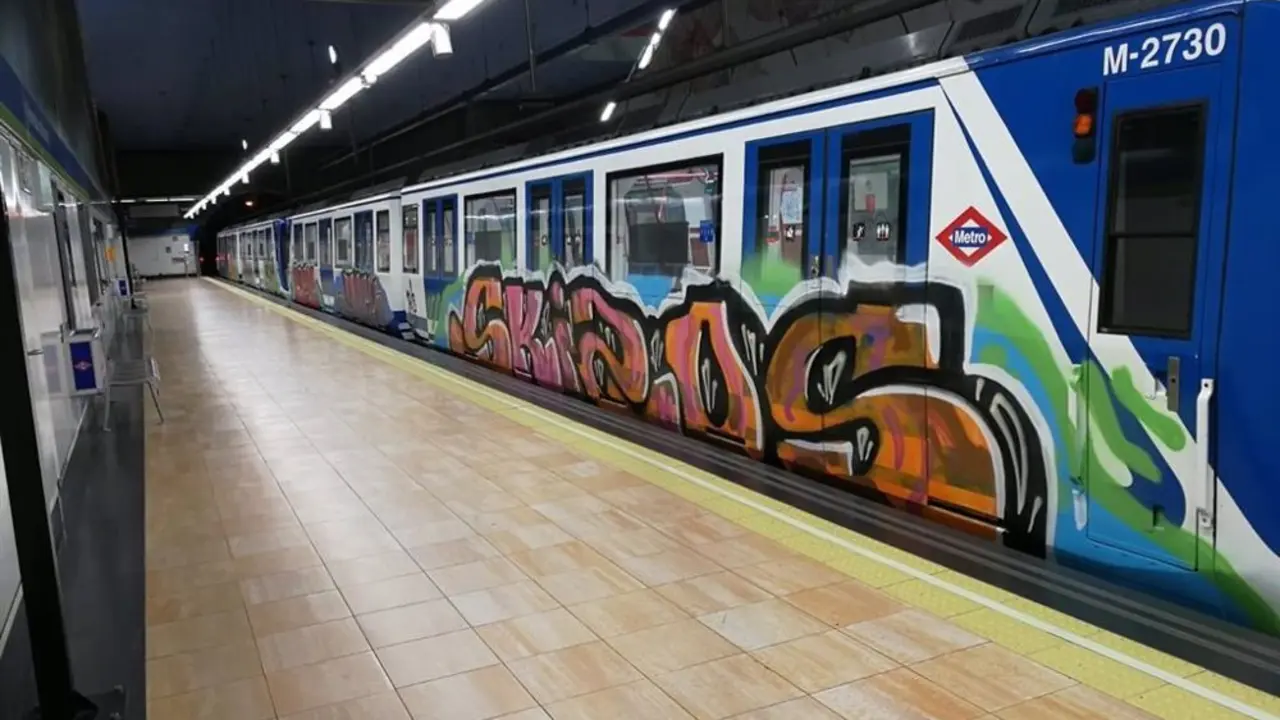 metro con grafitis