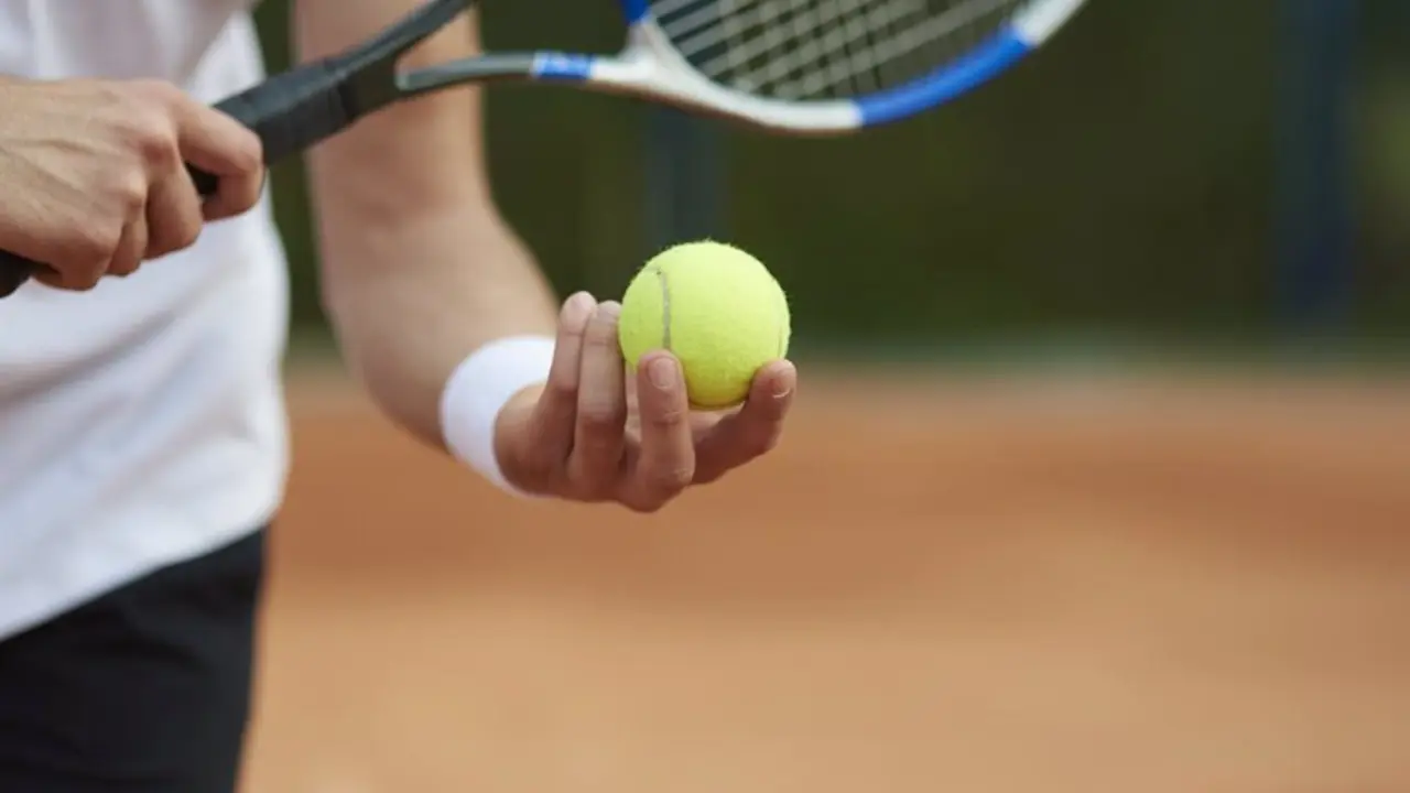 Una raqueta y una pelota de tenis. Imagen de archivo.
