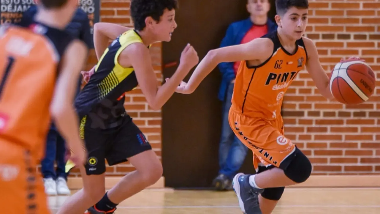 Imagen de archivo, partido de baloncesto.