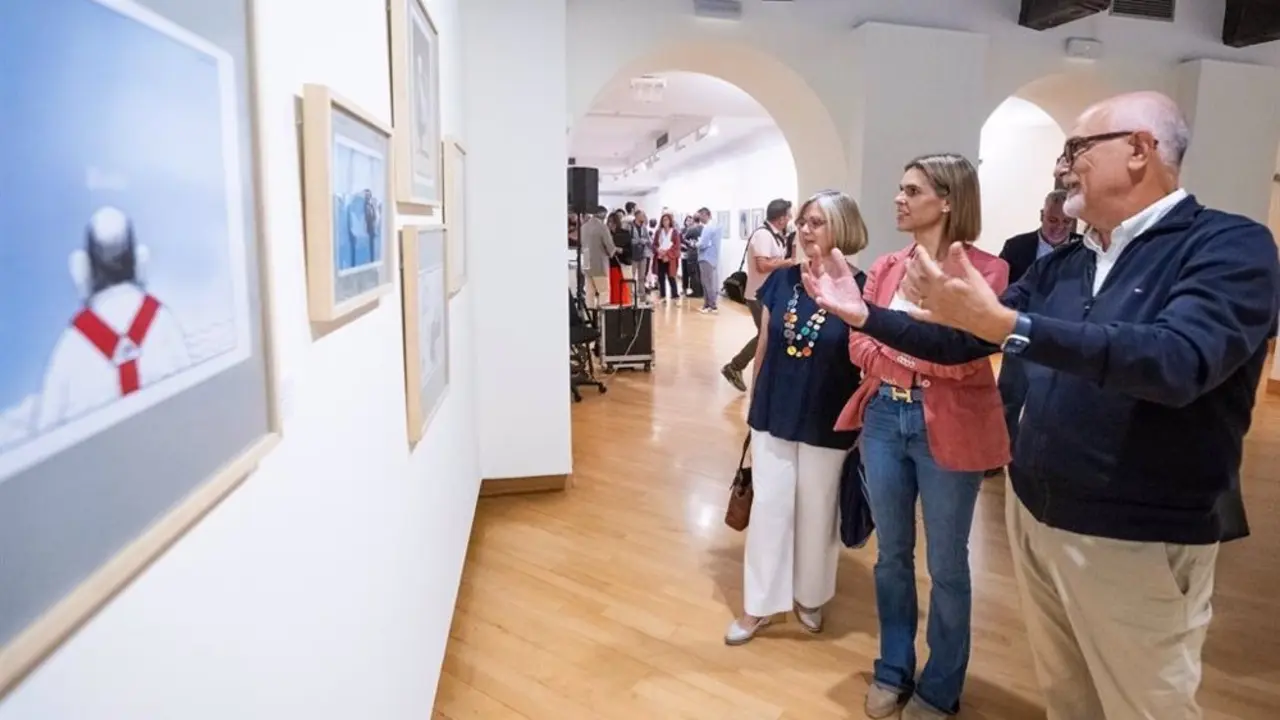Imagen de gente viendo la exposici&oacute;n Milmillonarios
