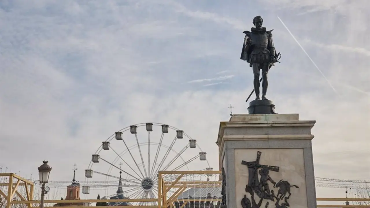 Estatua y noria de la plaza Cervantes de Alcal&aacute; de Henares