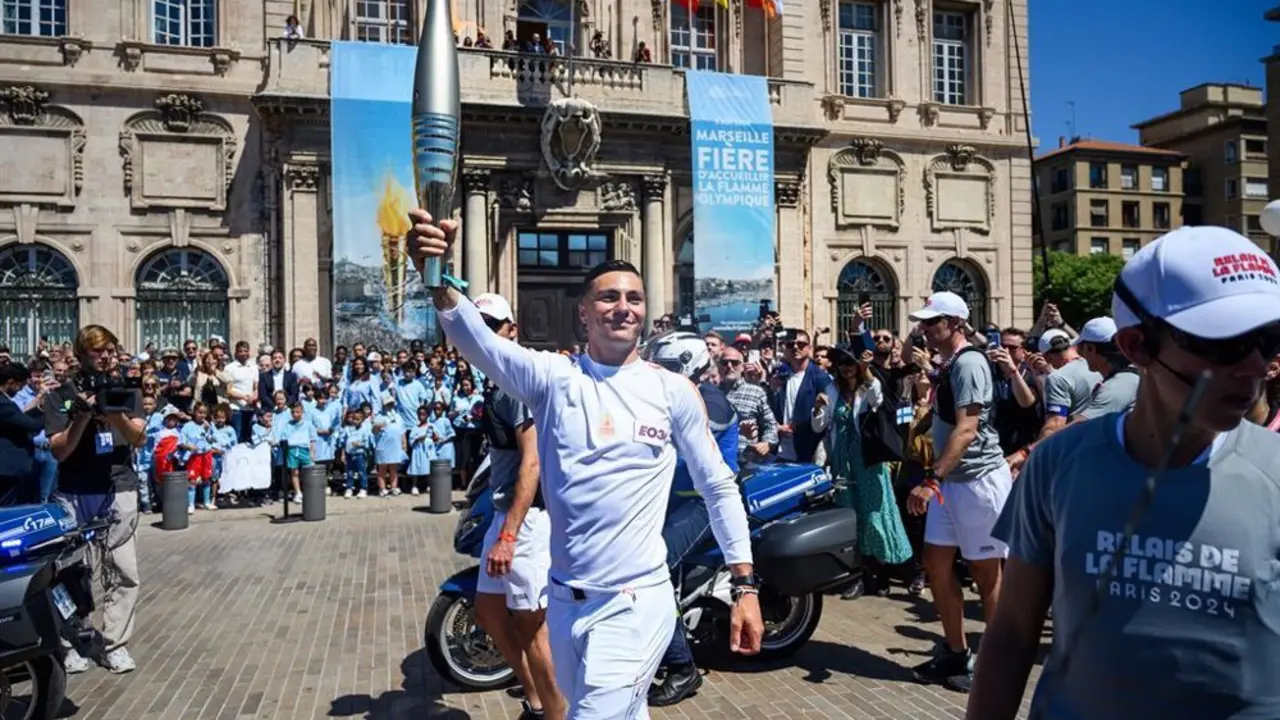 Imagen de hombre con antorcha ol&iacute;mpica