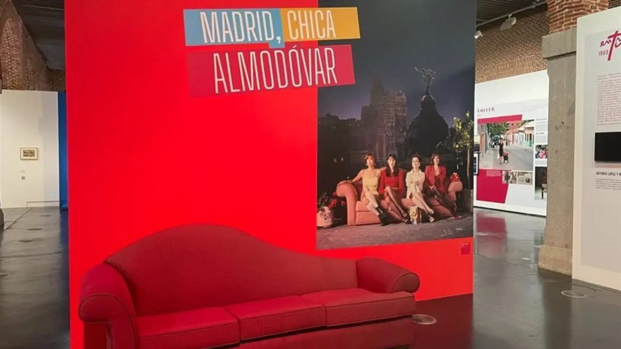Sof&aacute; rojo en la presentaci&oacute;n de Madrid, chica Almod&oacute;var