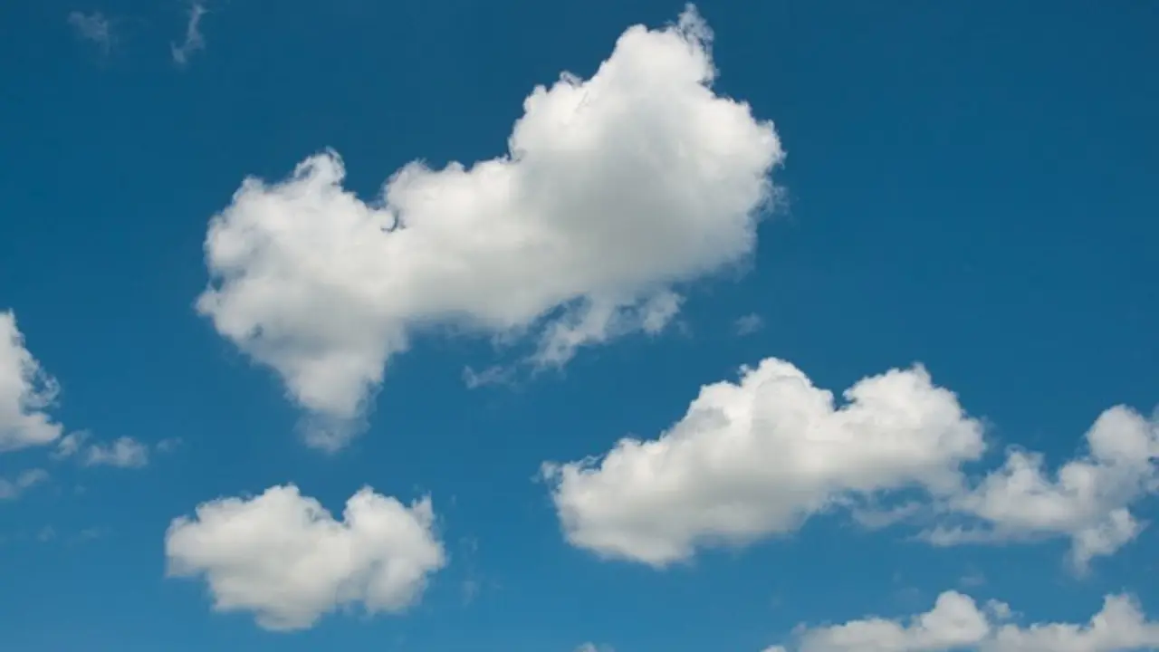 Imagen de un cielo azul con nubes dispersas.