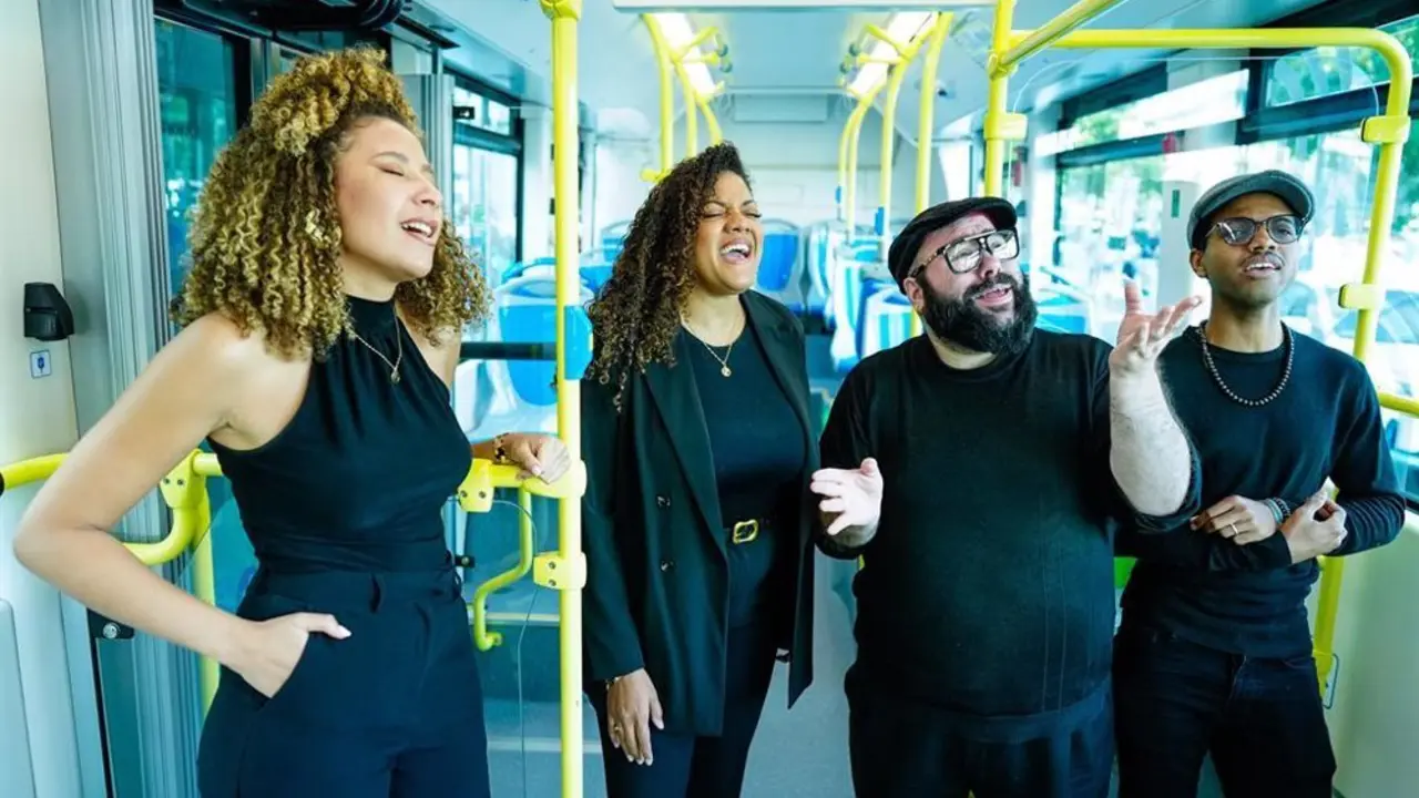 Imagen de un grupo de m&uacute;sicos actuando en un autob&uacute;s