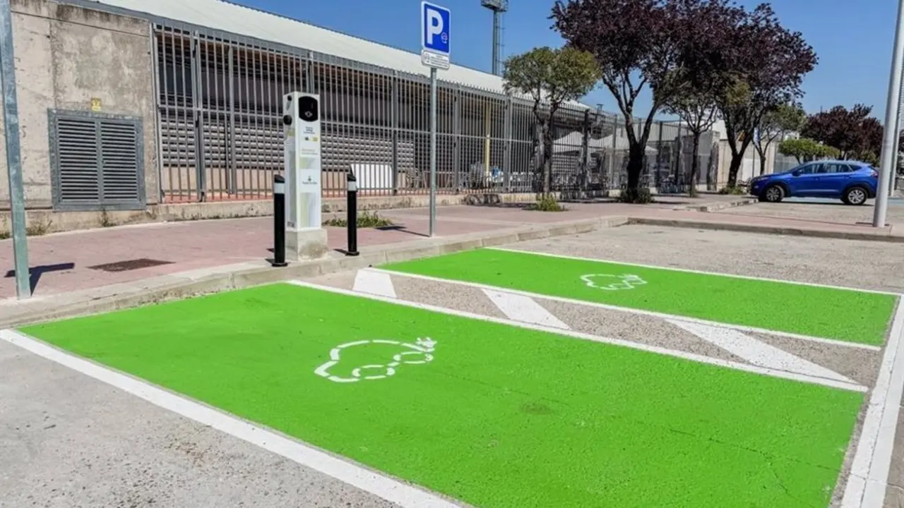 Imagen de puntos de carga para veh&iacute;culos el&eacute;ctricos