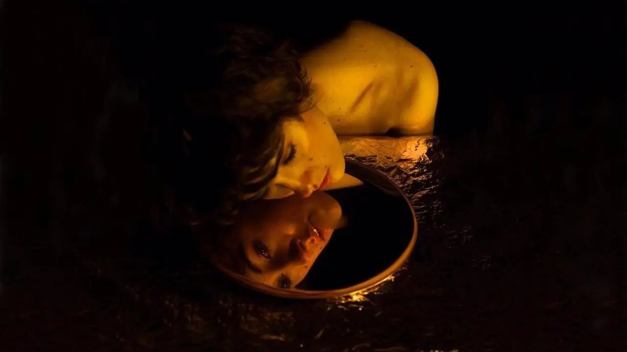 Imagen de una persona y su reflejo en el espejo
