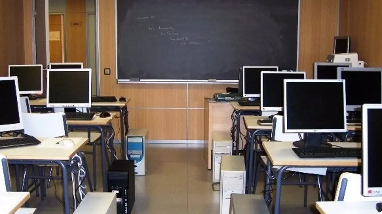 Imagen de un aula con ordenadores