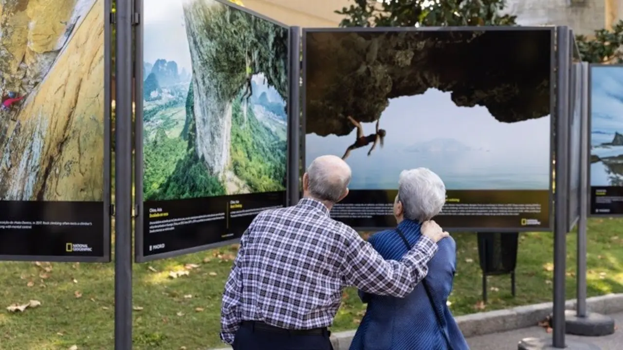 Pareja de ancianos viendo la exposici&oacute;n de fotos del National Geographic