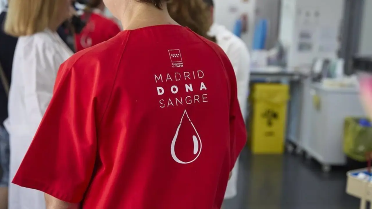 Imagen de una camiseta roja que invita a donar sangre