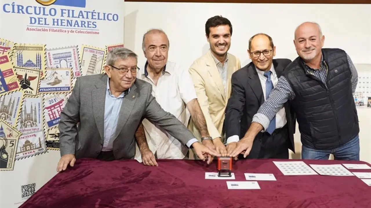 El alcalde de Torrej&oacute;n de Ardoz junto al concejal de cultura y otros tres hombres con cargos pol&iacute;ticos en el acto de presentaci&oacute;n junto al matasellos creado por correos 