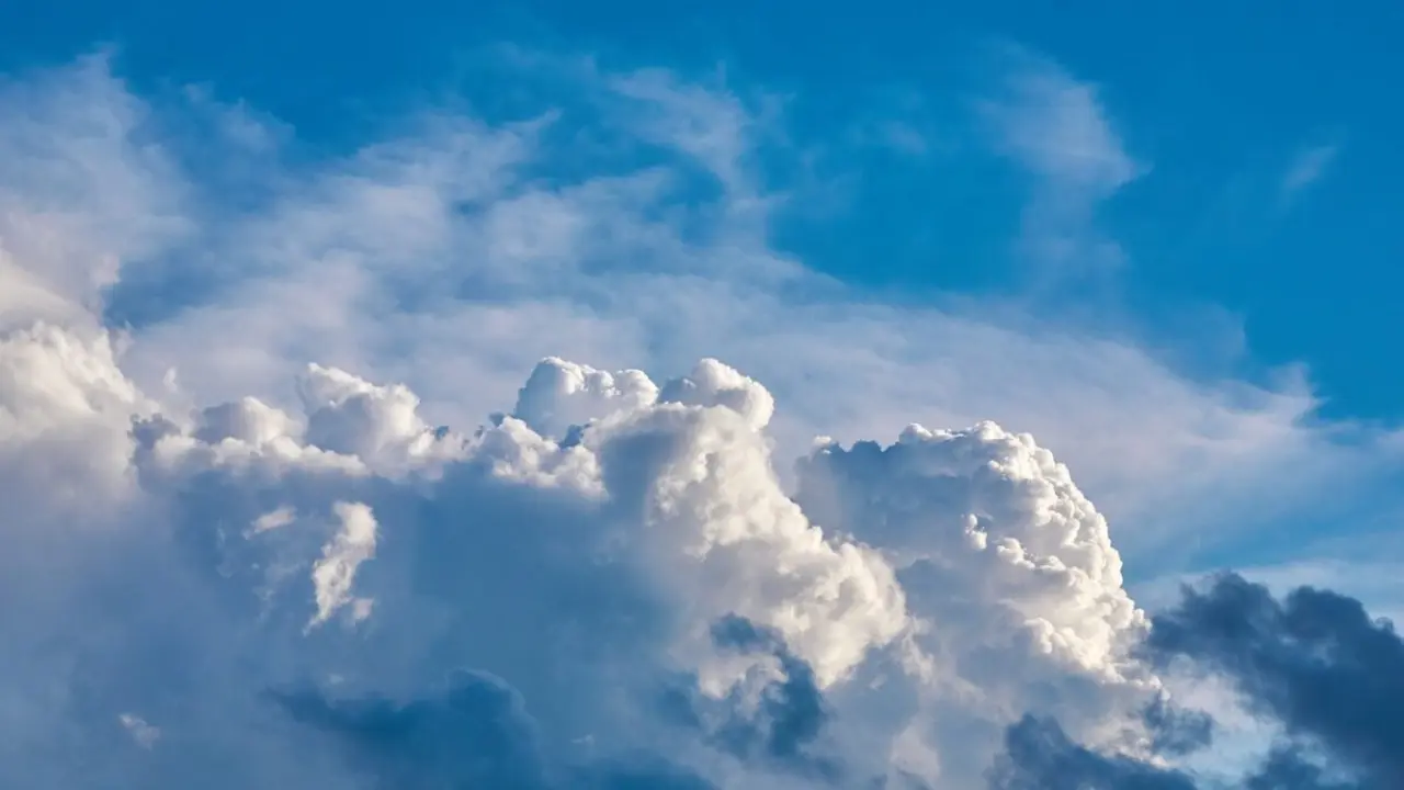 Imagen de cielo azul con nubes.