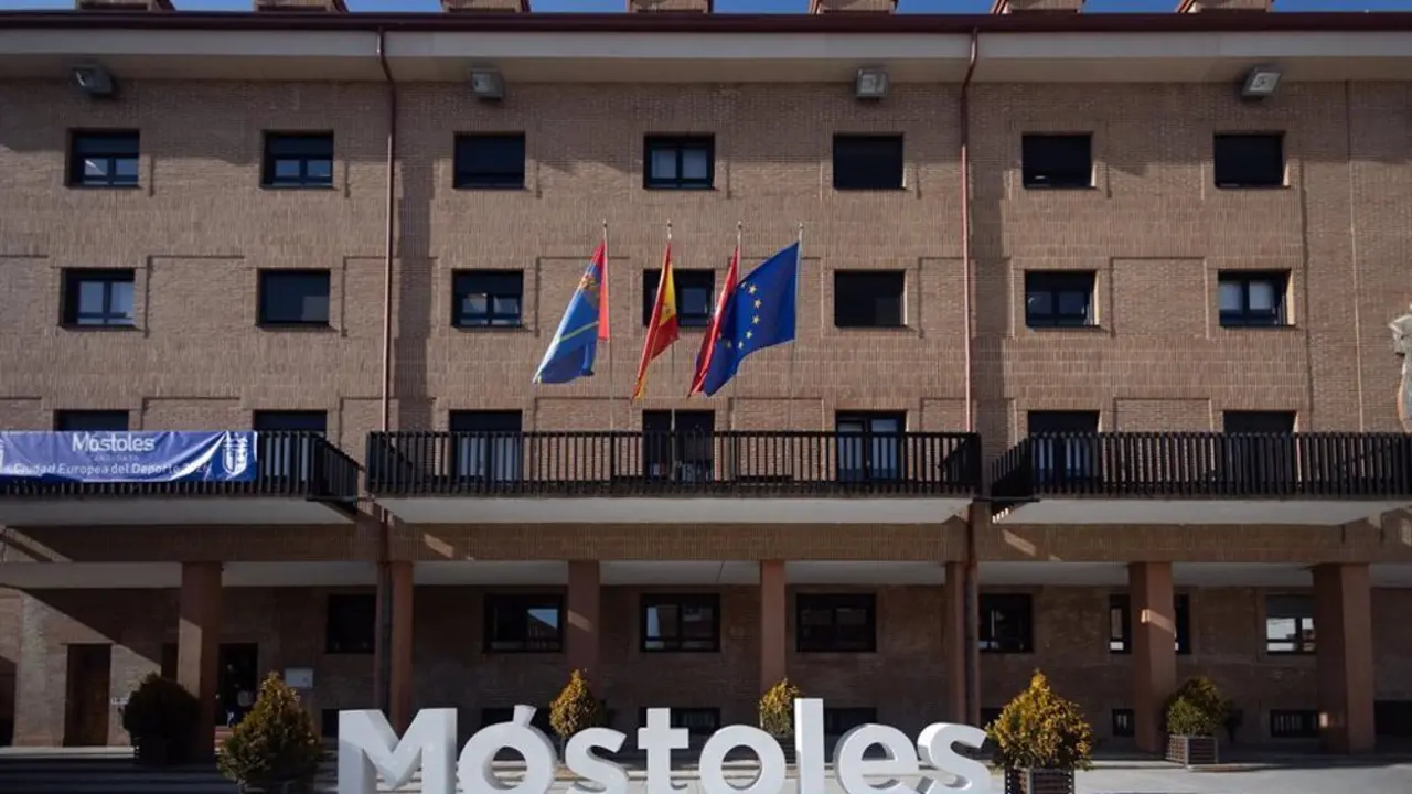 Imagen del ayuntamiento de M&oacute;stoles con el nombre del municipio en una escultura escrita con letras blancas