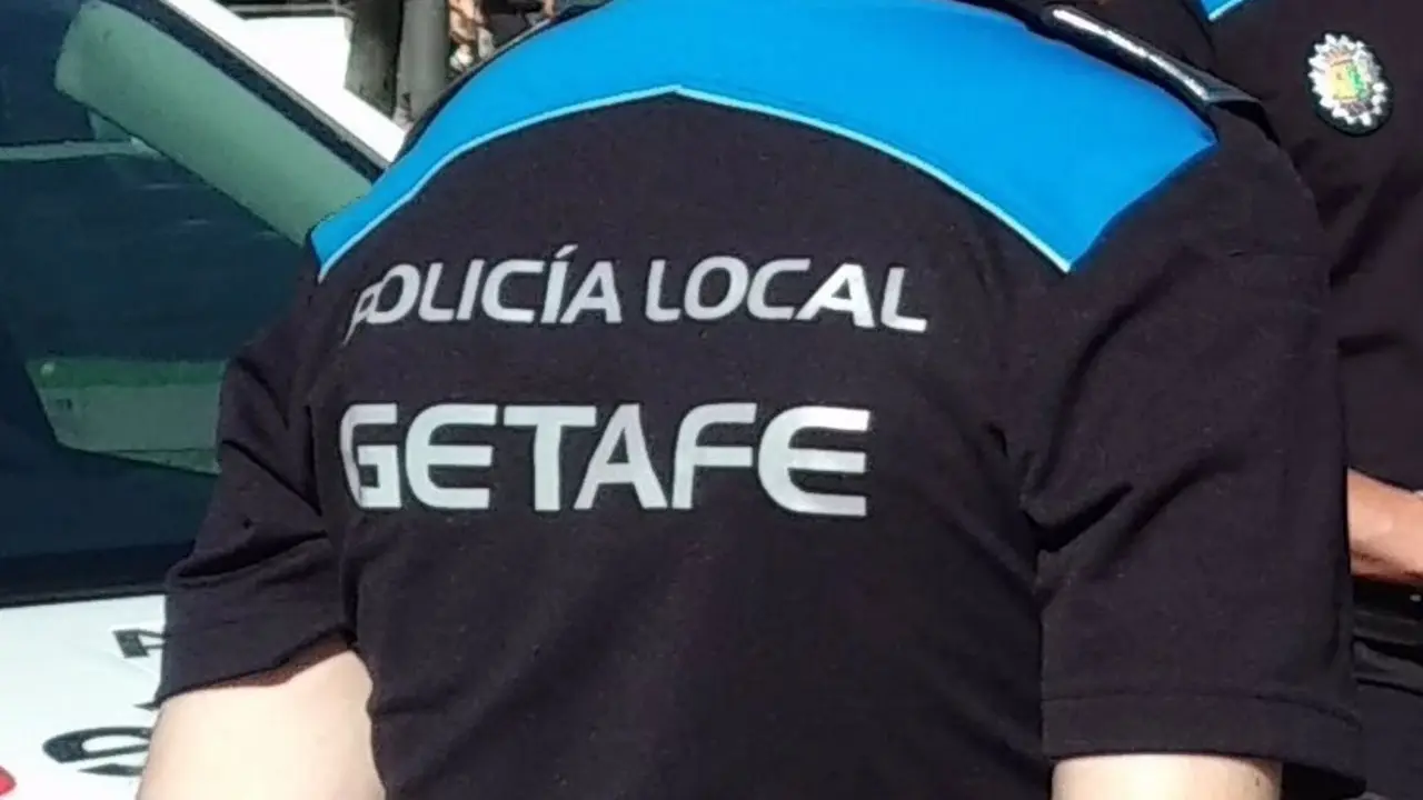 Agente de la polic&iacute;a local de Getafe de espaldas con el uniforme del cuerpo