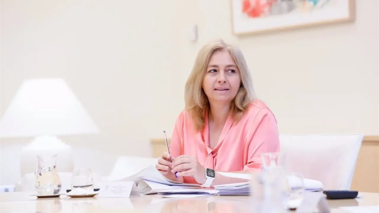 Inma Sanz portavoz del gobierno municipal sentada en una mesa en una reuni&oacute;n 