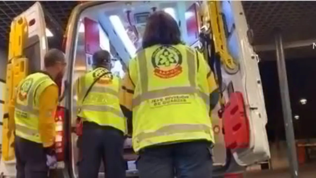 Imagen de los sanitarios en las puertas de una ambulancia atendiendo a alguien que no puede verse pero se intuye, se encuentra dentro del veh&iacute;culo 