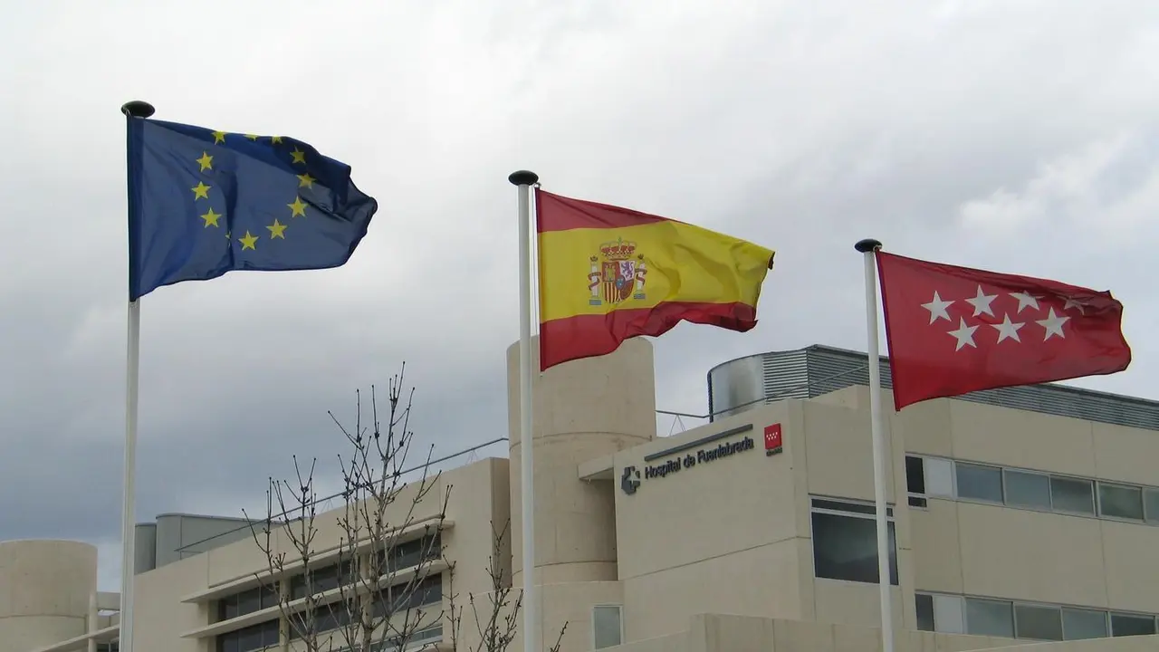 Fachada del hospital de Fuenlabrada con la bandera de Espa&ntilde;a ondeando al aire