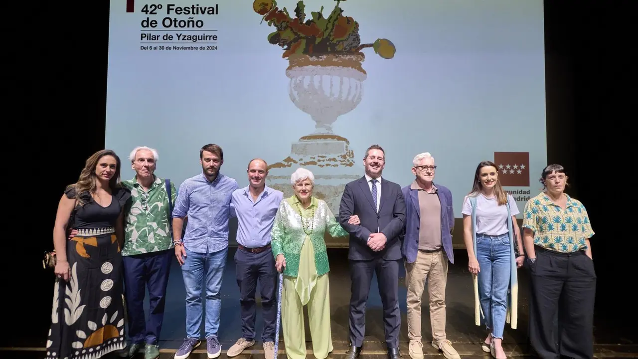 El consejero, Mariano de Paco Serrano, la directora art&iacute;stica del festival, Pilar de Yzaguirre, y otras autoridades esta ma&ntilde;ana en la presentaci&oacute;n del 42&ordm; Festival de Oto&ntilde;o / &copy;Pablo Lorente.