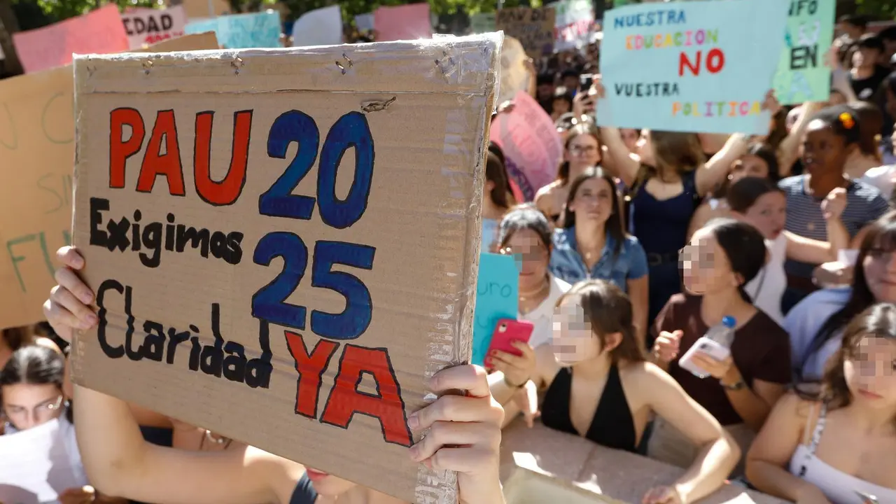 En Murcia, concentraci&oacute;n convocada por los estudiantes de 2&ordm; de bachillerato en protesta por la indefinici&oacute;n de la PAU por parte de la Consejer&iacute;a de Educaci&oacute;n.