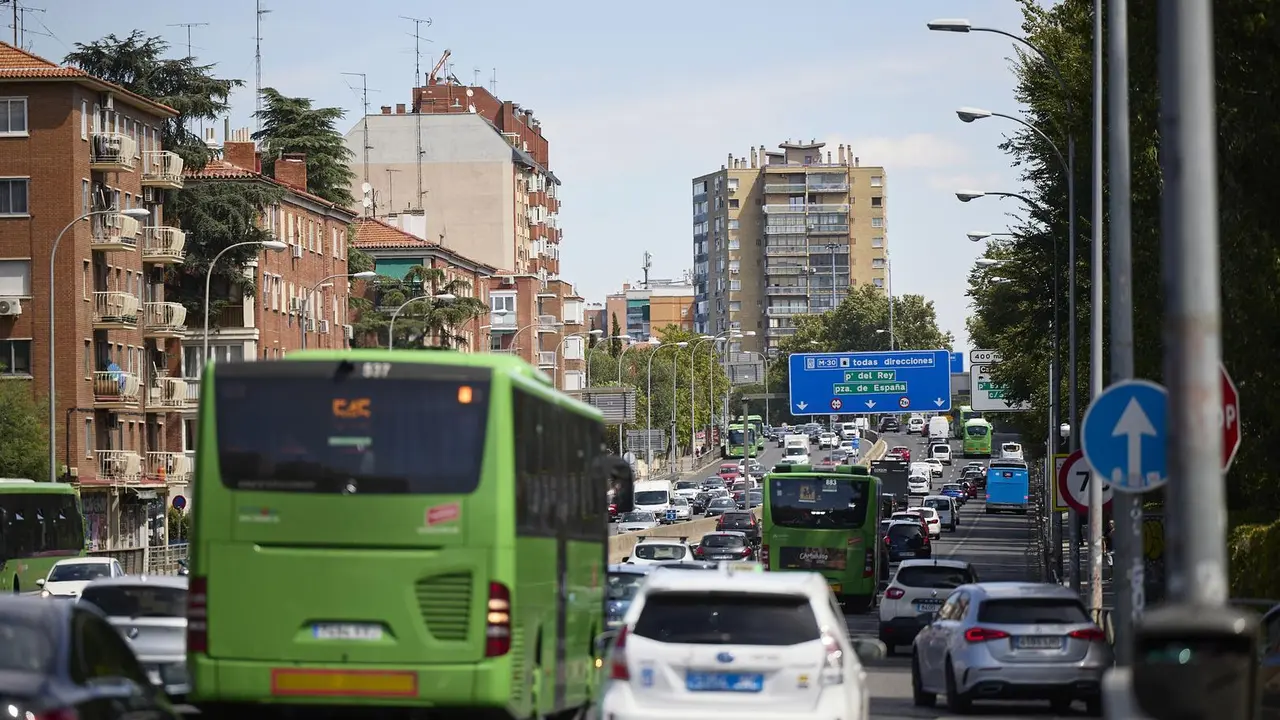 Coches parados en una calle de madrid.