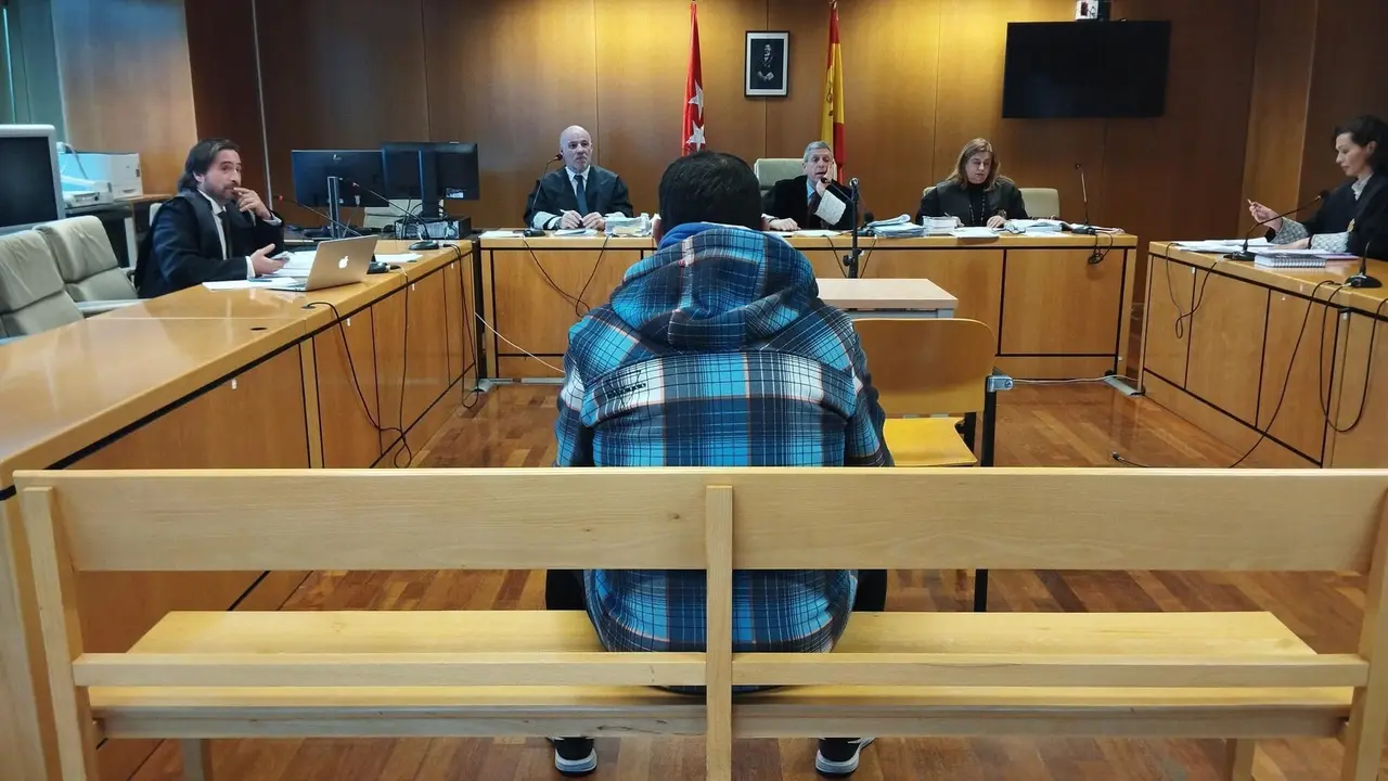 Sala del juicio donde se puede ver al acusado de espaldas delante del juzgado y los magistrados&nbsp;
