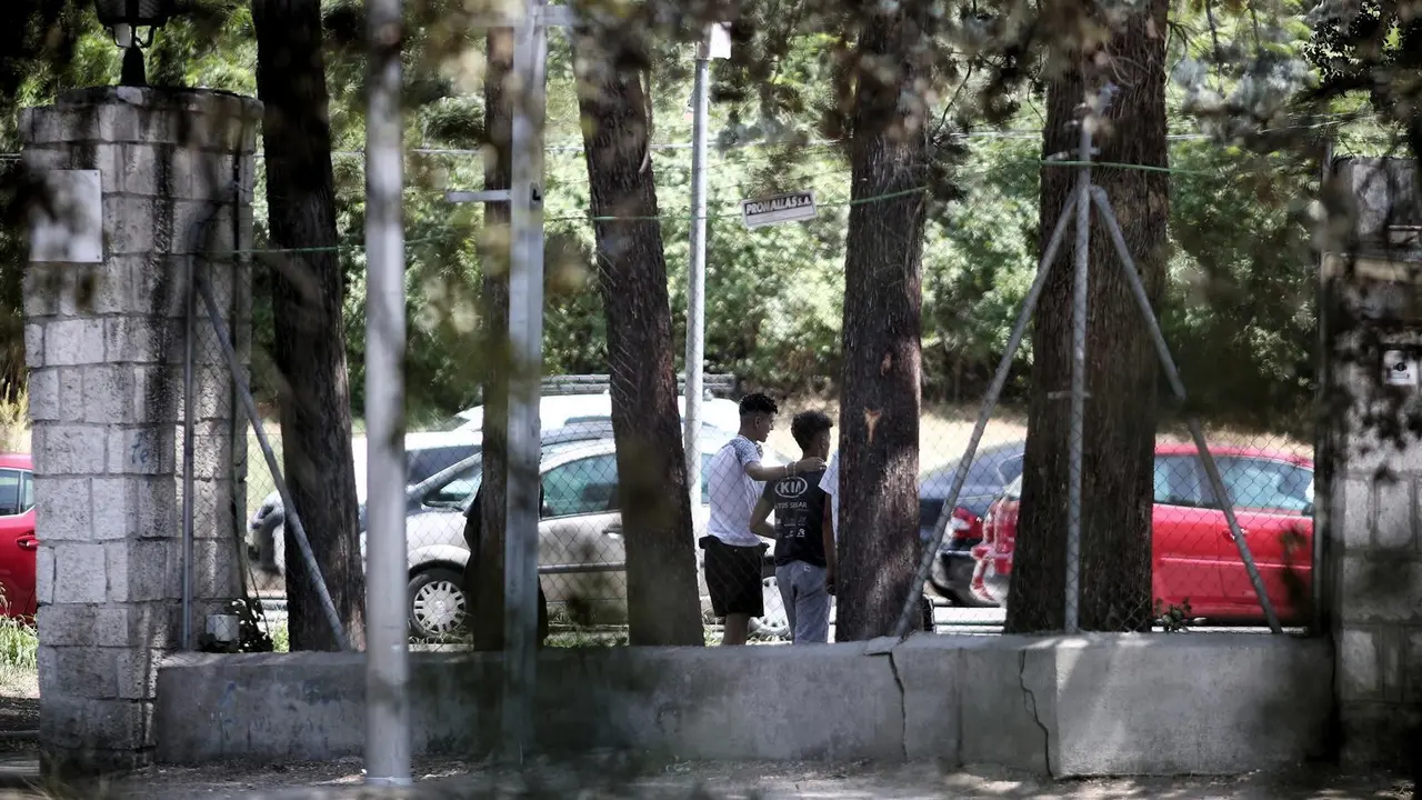 Dos j&oacute;venes caminan por las inmediaciones del centro de primera acogida de menores extranjeros no acompa&ntilde;ados (menas) situado en la zona de Casa de Campo, en Madrid (Espa&ntilde;a).