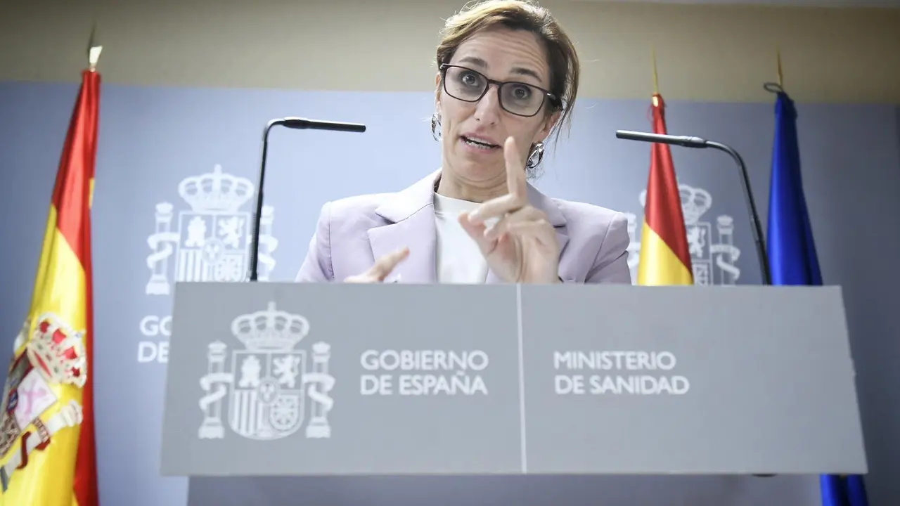 M&oacute;nica Garc&iacute;a en una conferencia con expresi&oacute;n demandante y gesticulando con el dedo arriba&nbsp;