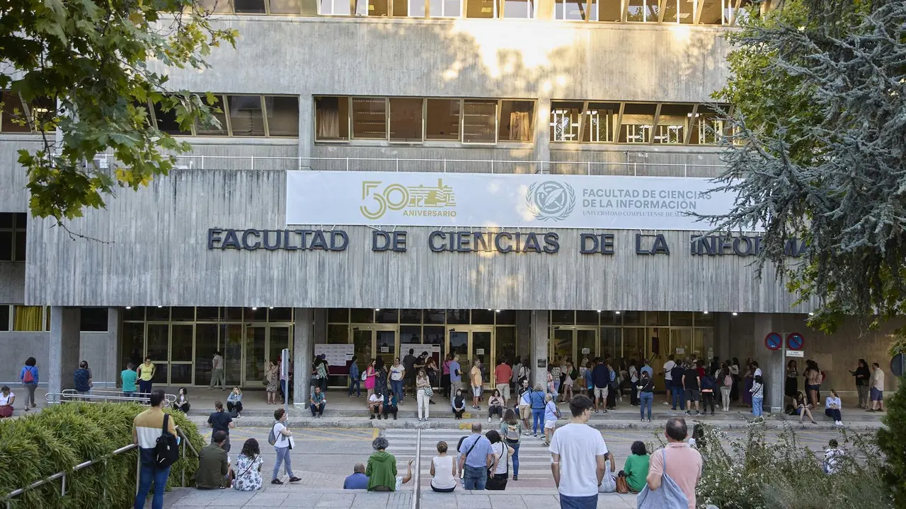 Varias personas a la entrada de la Facultad de Ciencias de la Informaci&oacute;n de la Universidad Complutense de Madrid&nbsp;