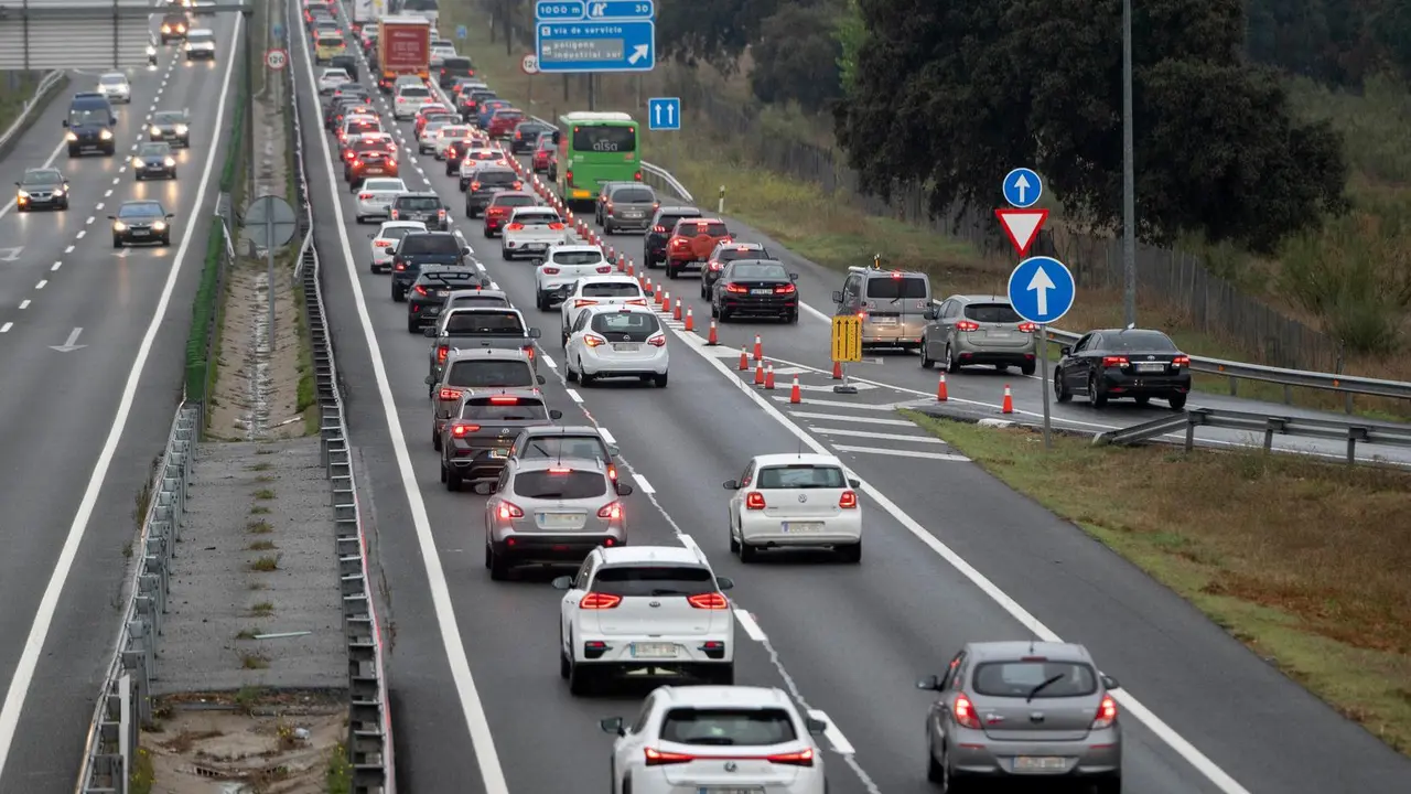 Grandes filas de coches parados en la carretera por atascos.