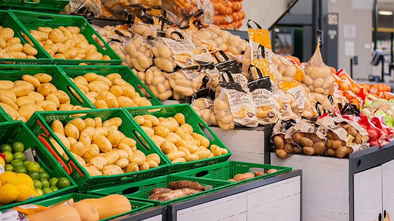Varias cajas y bolsas con patatas expuestas en Mercadona&nbsp;