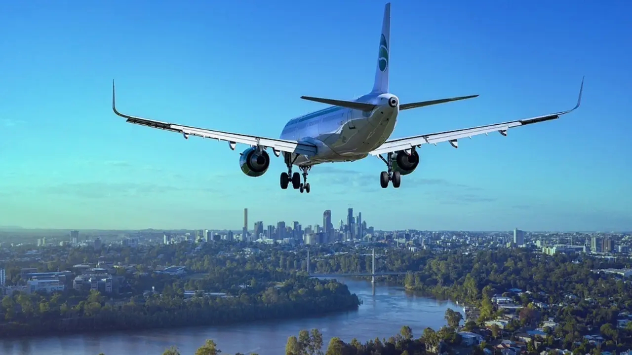 Avi&oacute;n aterrizando sobre una ciudad.