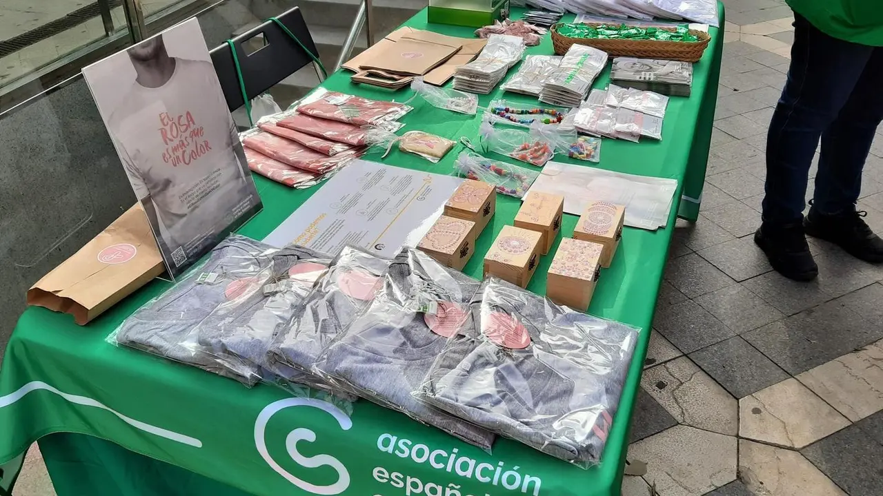 Mesas informativas y de venta de productos solidarios en el D&iacute;a Mundial contra el C&aacute;ncer de Mama.