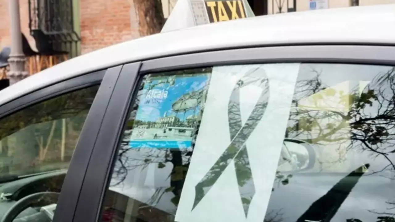 Taxi de Alcal&aacute; en el minuto de silencio convocado frente al Ayuntamiento