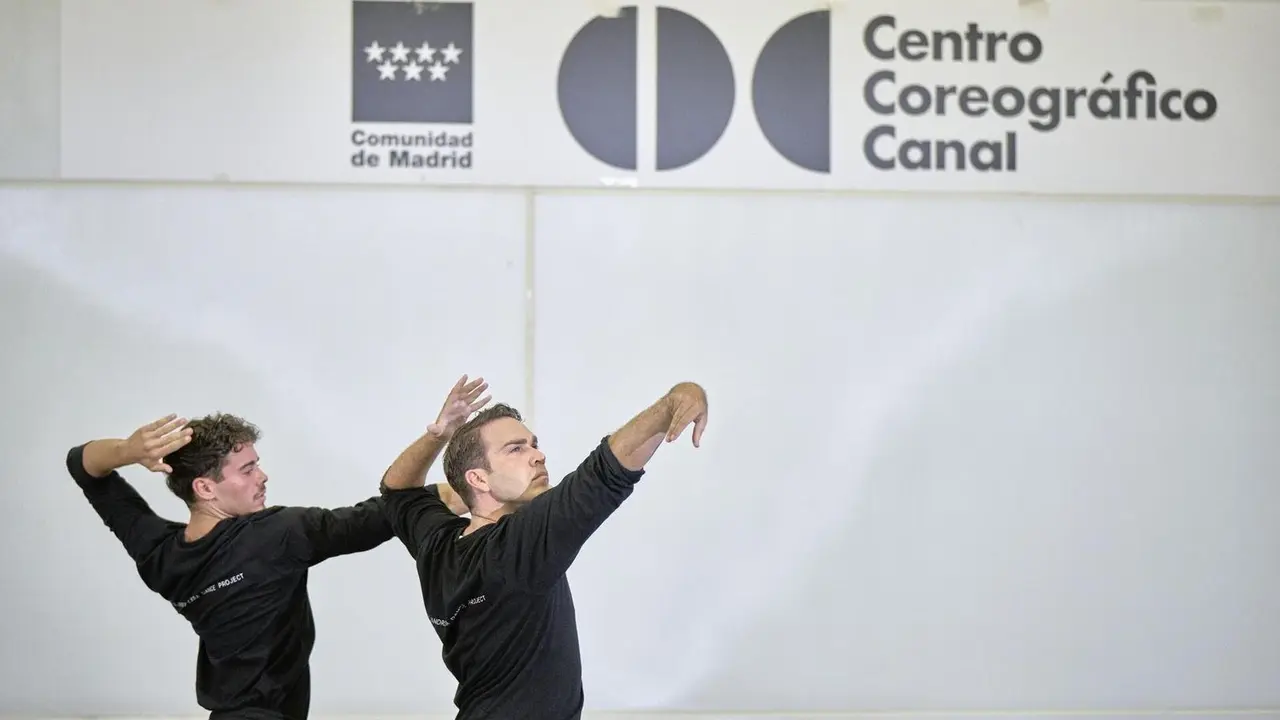 Dos bailarines vestidos de negro actuando sobre un escenario con un fondo blanco donde se lee "centro coreogr&aacute;fico canal"