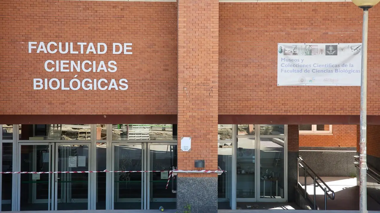 Fachada de la Facultad de Ciencias Biol&oacute;gicas de la Universidad Complutense.